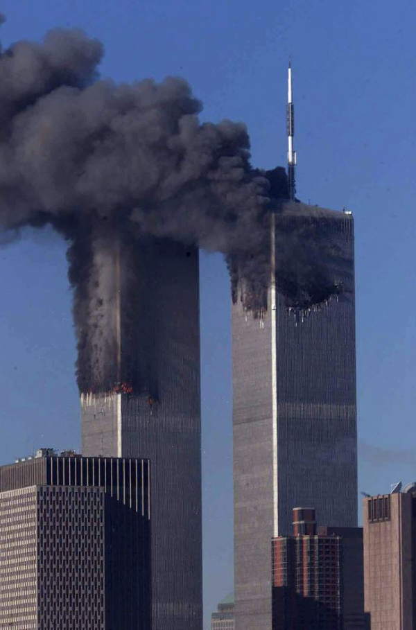 ▲2001년 9월 11일 뉴욕 세계무역센터에 비행기가 충돌한 직후 모습. 뉴욕/EPA연합뉴스 