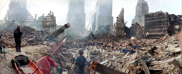 ▲미국 뉴욕에서 2001년 9월 24일 구조대원들이 9·11 테러 현장에서 실종자 수색 작업을 하고 있다. 뉴욕/EPA연합뉴스 
