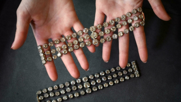 ▲마리 앙투아네트의 다이아몬드 팔찌. (사진=AFP)