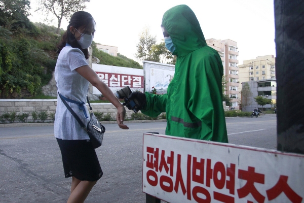 ▲북한 평양의 한 방역 초소에서 1일 의료진이 체온을 재고 있다. 평양/AP연합뉴스
