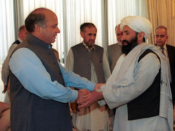 ▲물라 모하마드 하산 아쿤드(오른쪽) 아프가니스탄 총리 대행이 1999년 8월 25일 이슬라마바드에서 당시 파키스탄 총리 나와즈 샤리프를 만나고 있다. 이슬라마바드/AP연합뉴스
