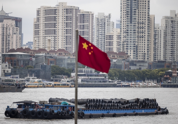 ▲지난달 16일 중국 상하이 황푸강을 항해하는 화물선 앞에 중국 국기가 보인다. 상하이/EPA연합뉴스
