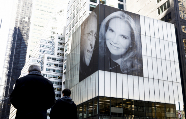 ▲해리 매클로는 전 아내 린다와 이혼한 뒤, 2019년 3월 자신이 보유한 뉴욕의 파크 애비뉴 432번지 건물에 새 아내와 찍은 거대한 사진을 부착해 구설에 올랐다. (EPA/연합뉴스)