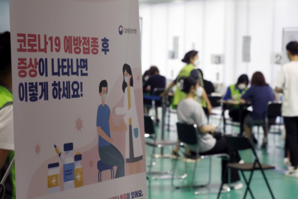 ▲ 10일 서울 서대문구 예방접종센터를 찾은 시민들이 접종을 하고 있다.  (뉴시스)