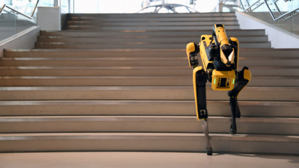 ▲보스턴 다이내믹스의 4족보행 로봇 스팟이 현대모터스튜디오 고양 내부의 계단을 오르고 있다.  (사진제공=현대차)
