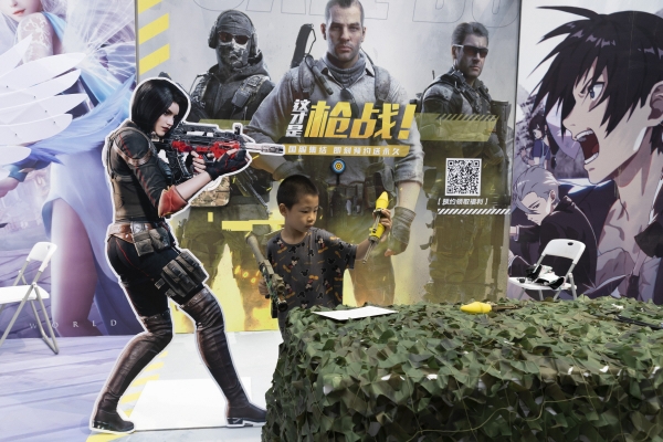 ▲중국 베이징에서 한 어린이가 지난달 29일 온라인 게임 프로모션 중 장난감 총을 가지고 놀고 있다. 베이징/AP연합뉴스
