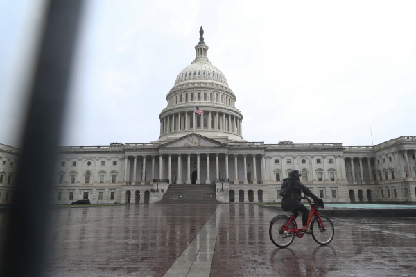 ▲1일(현지시간) 자전거를 탄 사람이 미국 워싱턴D.C 의회의사당 앞을 지나가고 있다. 워싱턴D.C/로이터연합뉴스
