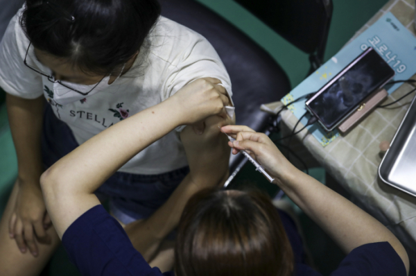 ▲13일 오전 서울 서대문구 북아현문화체육센터에 마련된 코로나19 예방접종센터를 찾은 시민들이 백신 접종을 받고 있다.  (뉴시스)