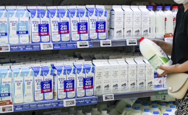▲서울시내 한 대형마트를 찾은 시민들이 우유 제품을 살펴보고 있다.  (뉴시스)