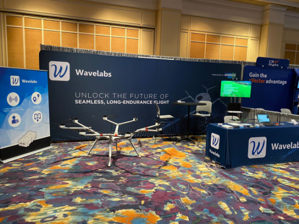 ▲웨이브랩스는 지난 7일부터 9일까지 미국 라스베이거스에서 개최한 ‘2021 커머셜 UAV(무인항공기) 엑스포 아메리카(CUAV Expo America)’에 참가해 드론탑재용 무선통신 기술을 선보였다. (자료 = 웨이브랩스)