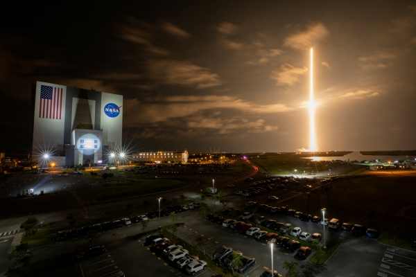 ▲스페이스X의 팰컨9 로켓이 4월 23일 미국 플로리다주 케네디우주센터에서 발사되고 있다. 로이터연합뉴스
