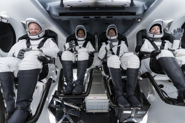 ▲스페이스X의 우주선을 타고 사흘간 지구 궤도를 도는 우주관광을 즐길 민간인 4명이 리허설을 하고 있다. 출처 스페이스X 트위터
