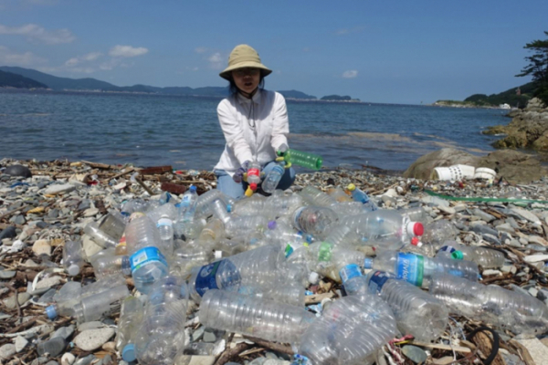 ▲남해안 바닷가에 해양쓰레기가 가뜩 쌓여 있다. (사진제공=녹색연합)