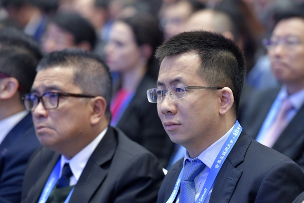 ▲2018년 11월 7일 바이트댄스 최고경영자(CEO)인 장이밍(오른쪽)이 중국 동부 저장성 우전에서 열린 제5회 세계 인터넷 회의 개막식에 참석하고 있다. AP연합뉴스
