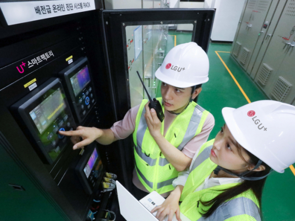 ▲LG유플러스의 인천 간석운영센터에서 작업자가 설치된 배전반진단 솔루션을 이용하고 있다. (사진제공= LG유플러스)