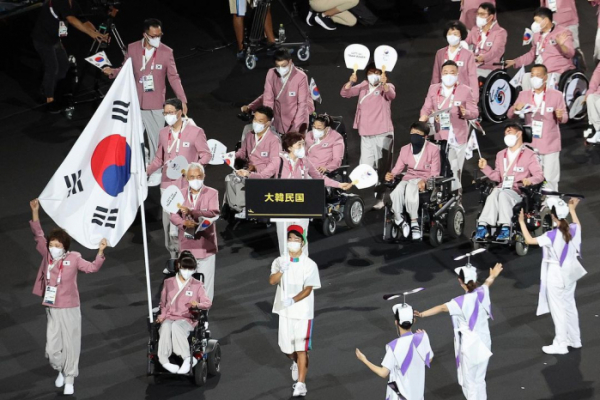 ▲2020 도쿄 패럴림픽 개회식에서 대한민국 선수단이 생활한복을 입고 입장하고 있다. (패럴림픽 사진공동취재단)