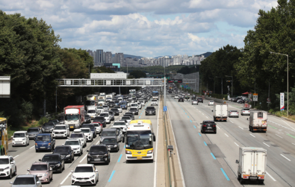 ▲지난해 9월 19일 추석 연휴가 시작되면서 고속도로에 차량들이 몰려 정체를 빚고 있다. (연합뉴스)