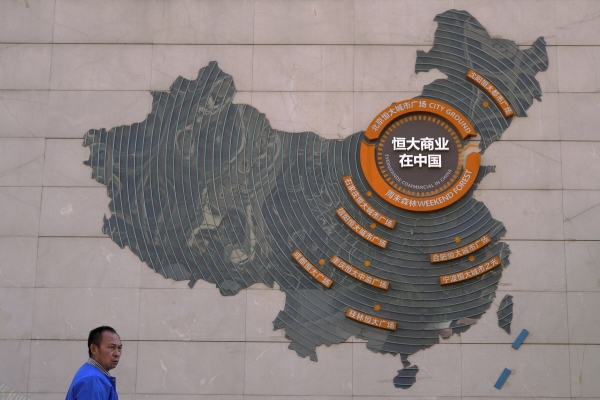 ▲중국 베이징의 헝다시티플라자 벽면에 회사의 도시 개발 프로젝트 청사진이 그려져 있다. 베이징/AP뉴시스
