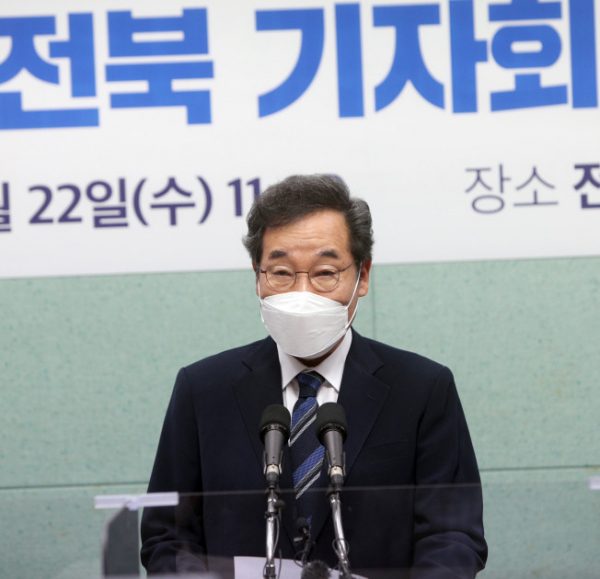 ▲더불어민주당 대권주자인 이낙연 전 대표가 22일 전북도의회를 찾아 지지를 호소하는 기자회견을 하고 있다.  (연합뉴스)