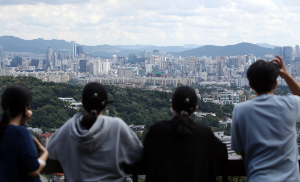 ▲시민들이 서울 중구 남산에서 용산, 강남 지역 아파트를 바라보고 있다. (연합뉴스)