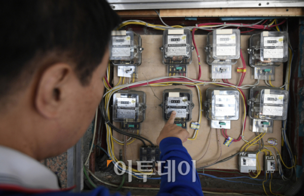 ▲한 남자가 전기계량기를 가리키고 있다. (조현호 기자 hyunho@)
