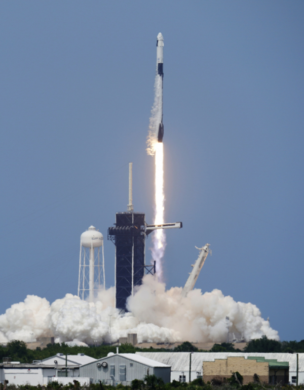 ▲미 항공우주국(NASA) 우주비행사 더글러스 헐리와 로버트 벤킨이 크루 드래건에 탑승한 스페이스X 팰컨9호가 2020년 5월 30일(현지시간) 미 플로리다주 케이프 커내버럴의 케네디 우주센터 39-A 발사대에서 발사되고 있다. (뉴시스)