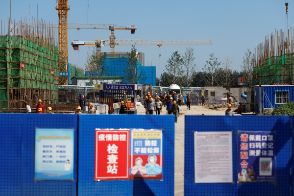 ▲중국 베이징의 헝다그룹 건설 현장에 22일 근로자들이 걸어가고 있다. 베이징/로이터연합뉴스
