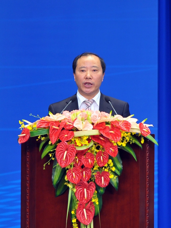 ▲위안런궈 전 마오타이주 회장이 2012년 4월 2일 하이난성 보아오 포럼에서 연설하고 있다. 보아오/신화뉴시스
