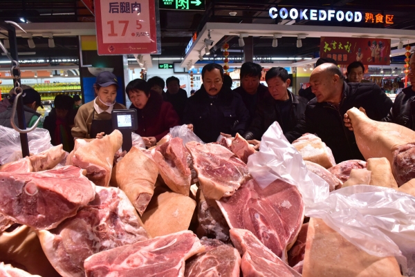 ▲중국 허베이성 신러시의 한 슈퍼마켓에서 사람들이 돼지고기를 사고 있다. 신러/신화뉴시스 
