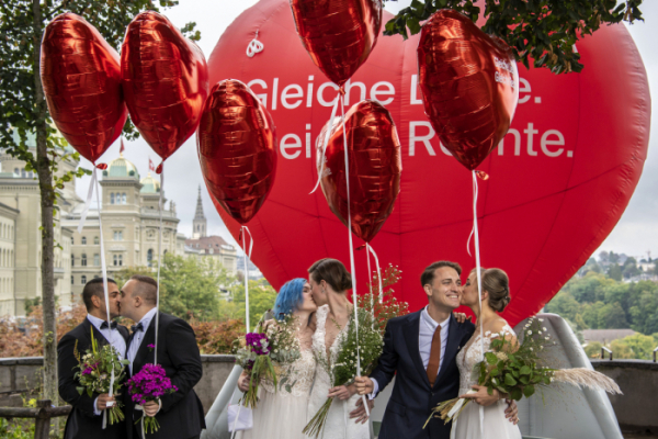 ▲스위스 베른에서 자유주의 시민단체 오퍼레이션 리베로가 동성결혼 합법화 여부를 묻는 국민투표가 진행된 26일(현지시간) 동성 커플과 이성커플들이 결혼하는 모습을 연출하고 있다. 베른AP뉴시스