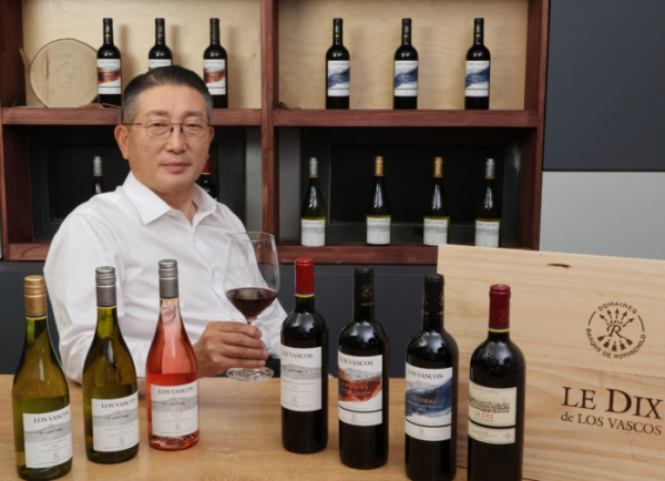▲김일주 회장이 드링크인터내셔날의 자회사 인터리커가 국내에 독점공급하는 '로스 바스코스' 와인을 소개하고 있다. (드링크인터내셔날)
