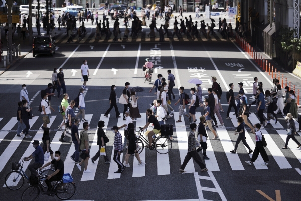 ▲지난 20일 일본 도쿄 횡단보도에서 마스크를 쓴 사람들이 지나가고 있다. 도쿄/AP연합뉴스
