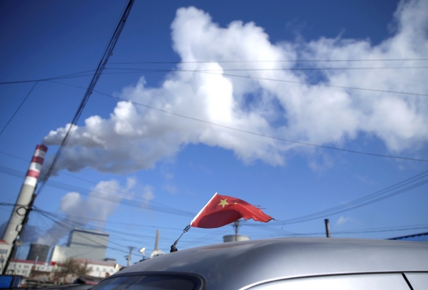 ▲중국 하얼빈의 한 화력발전소 앞을 지나가는 차 위에 오성홍기가 꽂혀져 있다. 하얼빈/로이터연합뉴스 
