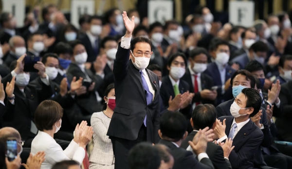 ▲기시다 후미오 차기 일본 총리가 29일 선거 승리가 확정되자 지지자들에게 인사를 하고 있다. 도쿄/AP뉴시스
