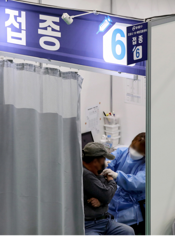 ▲29일 오후 서울 동대문구 예방접종센터에서 시민이 접종을 하고 있다.  (뉴시스)