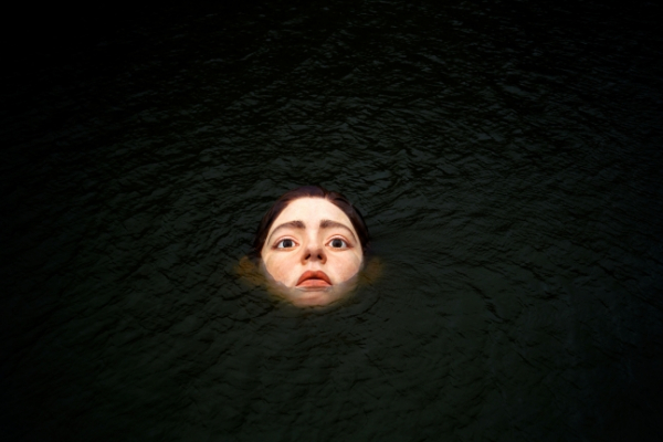 ▲스페인 빌바오의 네르비온강에 나타난 소녀 얼굴 동상. (로이터=연합뉴스)