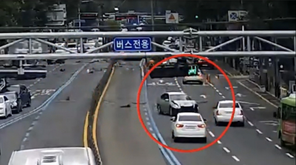 ▲부산에서 발생한 80대 고령 운전자의 교통사고 CCTV 영상이 공개돼 누리꾼들 사이에서 화제를 모았다.(유튜브 채널 ‘한문철 TV’ 영상 갈무리.)