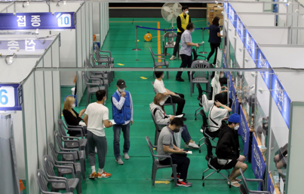 ▲29일 오후 서울 동대문구 예방접종센터에서 시민들이 전산입력을 기다리고 있다.  (뉴시스)
