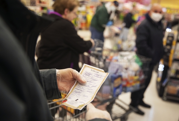 ▲미국 로드 아일랜드 노스 프로비던스에서 한 여성이 슈퍼마켓 계산대 앞에서 식료품 필요 목록을 살피고 있다. 노스프로비던스/AP뉴시스
