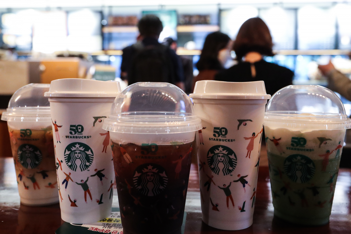 ▲서울 시내 한 스타벅스 매장에서 고객들이 음료를 주문하고 있다. (연합뉴스)