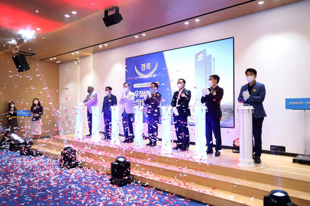 ▲ 우정바이오 배진건 단장, 우정바이오 이종욱 회장, 한국바이오협회 고한승 회장, 우정바이오 천병년 대표이사, 화성시청 일자리경제국 장경의 국장, 화성산업진흥원 나원주 원장, 경기도 경제과학진흥원 정광용 본부장이 준공 세레머니 후 박수로 축하하고 있다. (사진제공=우정바이오)