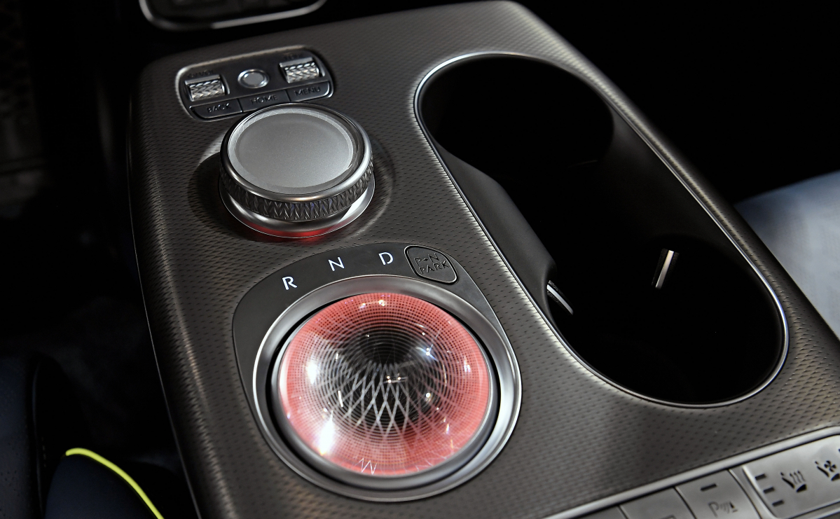 ▲구(球) 형상의 전자 변속기 ‘크리스탈 스피어’. 시동이 꺼진 상태에서는 크리스탈에 무드등이 들어와 은은하게 빛난다. 시동을 걸면 구가 180도 회전해 변속기가 나타난다.  (사진제공=제네시스)