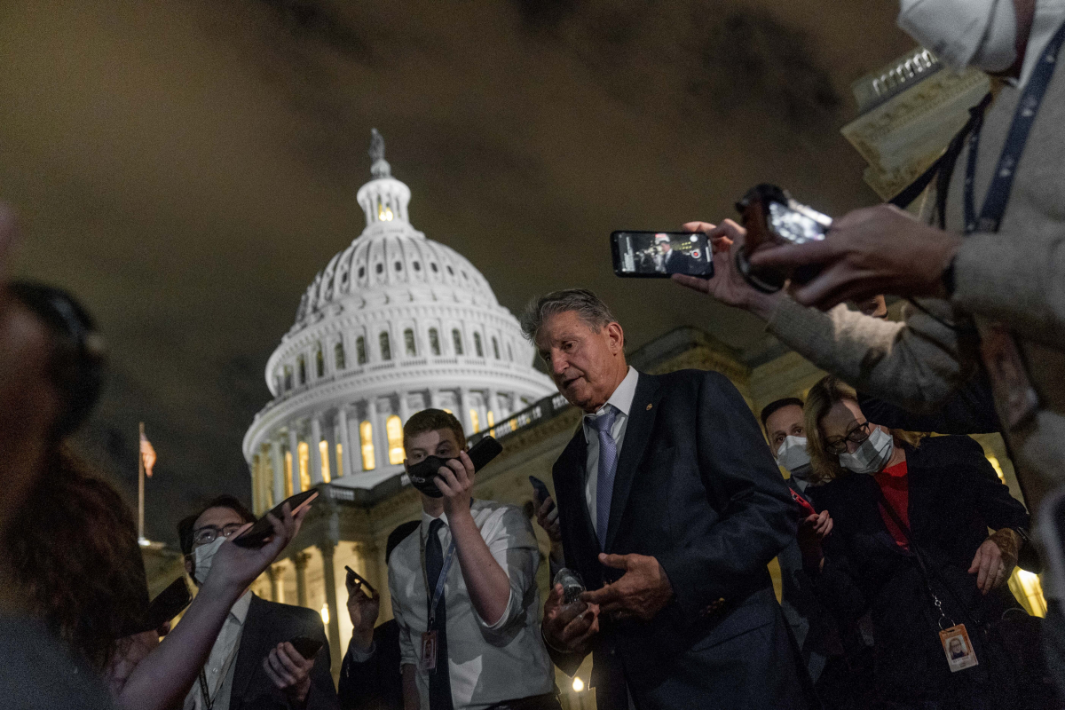 ▲조 맨친 상원의원이 30일(현지시간)키어스틴 시너마 의원을 만난 이후 취재진의 질문에 답변하고 있다. 워싱턴D.C./AP뉴시스