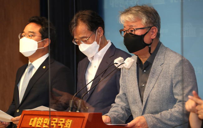 ▲더불어민주당 주택공급확대 태스크포스(TF) 조응천 단장 등이 1일 국회 소통관에서 서민 무주택자의 내 집 마련 지원을 위한 도심 내 주택공급 확대 방안을 발표하고 있다. (연합뉴스)