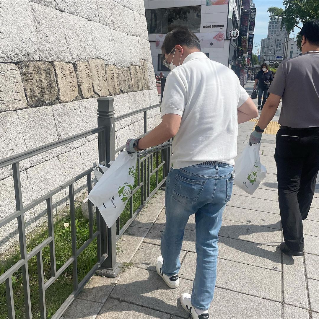 ▲24일 나경수 SK지오센트릭 사장이 서울 종로구 흥인지문공원~낙산공원에서 플로깅을 진행했다. (사진=나경수 SK이노베이션 사장 SNS 캡쳐)