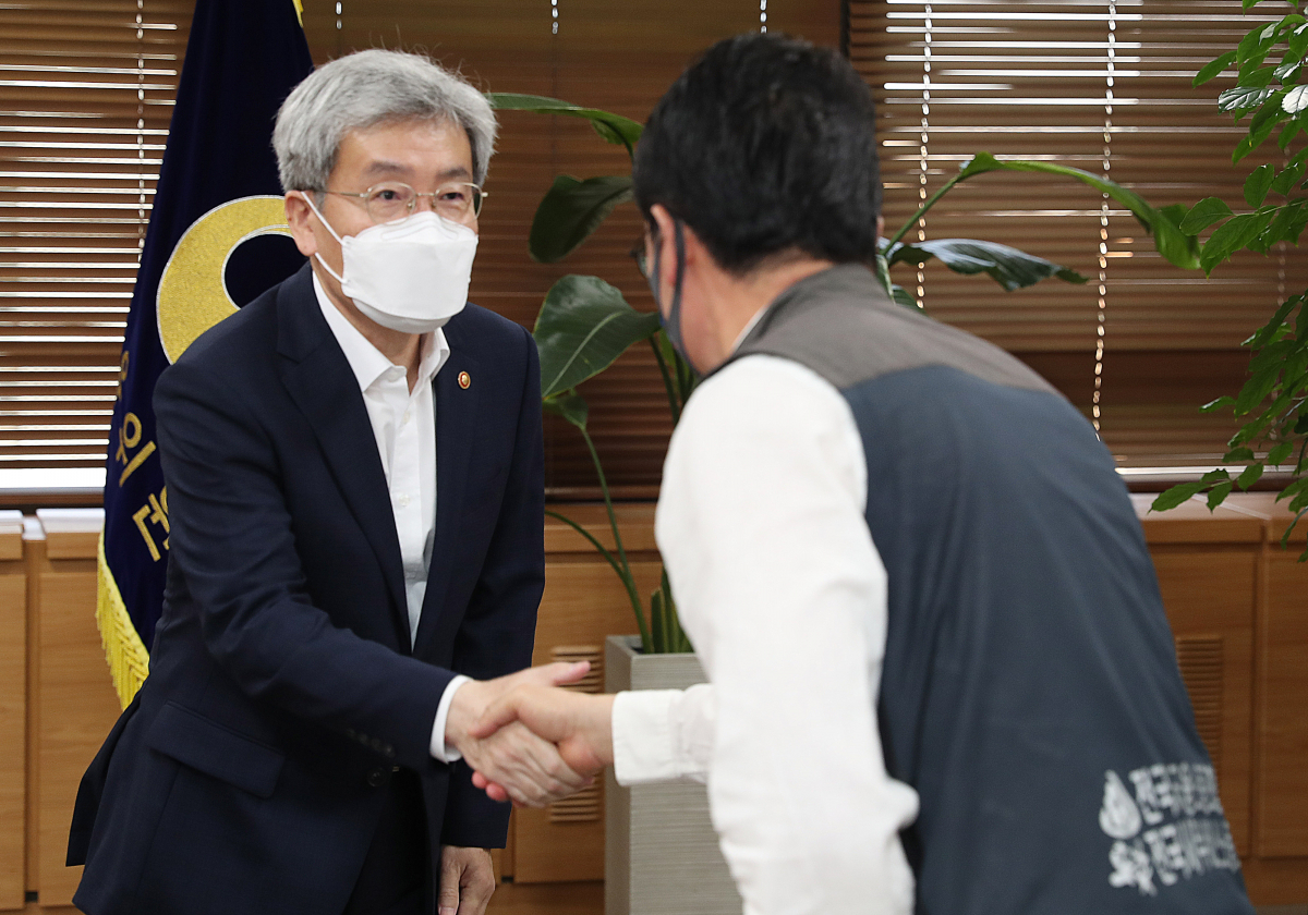 ▲고승범 금융위원장이 1일 금융권 양대노조위원장을 만나고 있는 모습. (사진출처=금융위원회)