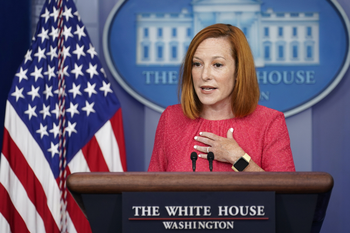 ▲) 젠 사키 미국 백악관 대변인이 16일(현지시간) 워싱턴DC 백악관에서 정례 브리핑을 하고 있다. 워싱턴/AP연합뉴스