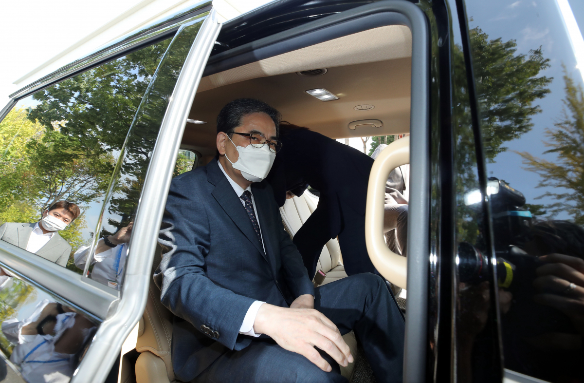 ▲곽상도 무소속 의원이 아들의 '화천대유 퇴직금 50억원' 논란과 관련 2일 오전 서울 여의도 국회 소통관에서 국회의원직 사퇴 기자회견을 마친 뒤 국회를 떠나고 있다. (연합뉴스)