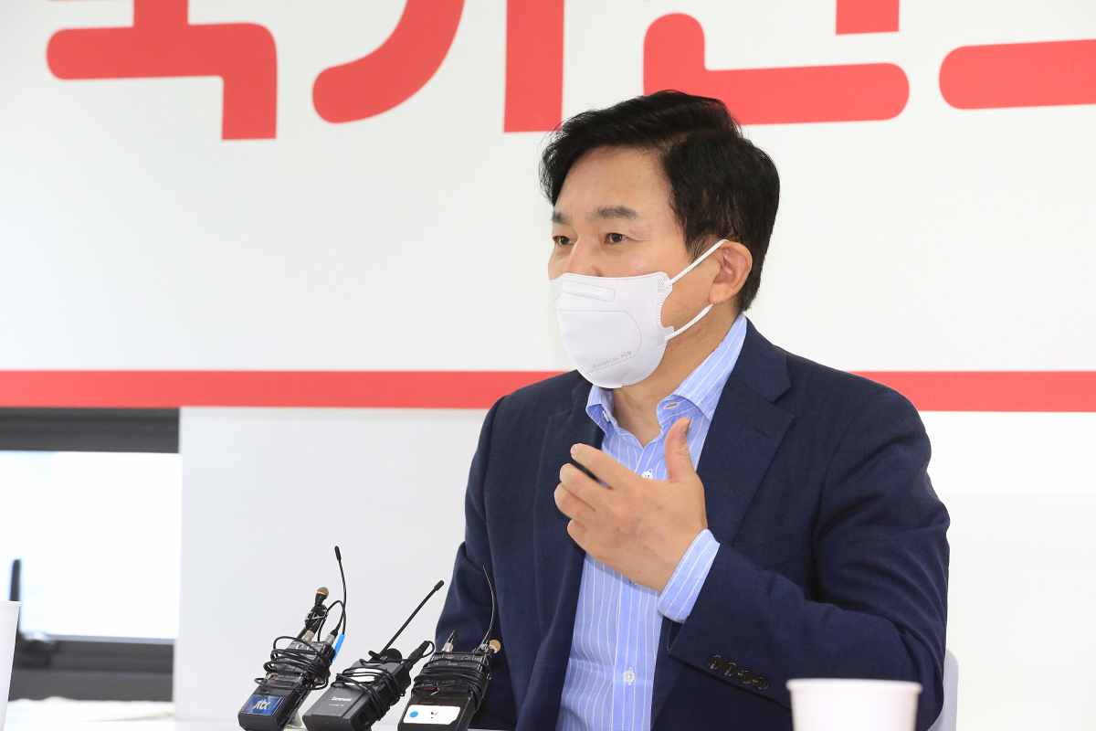 ▲원희룡 국민의힘 대통령 선거 예비경선 후보가 2일 자신의 캠프에서 성남시의회 의원들과 대장동 특혜 의혹과 관련에 논의를 나누고 있다. (제공=원희룡 캠프)