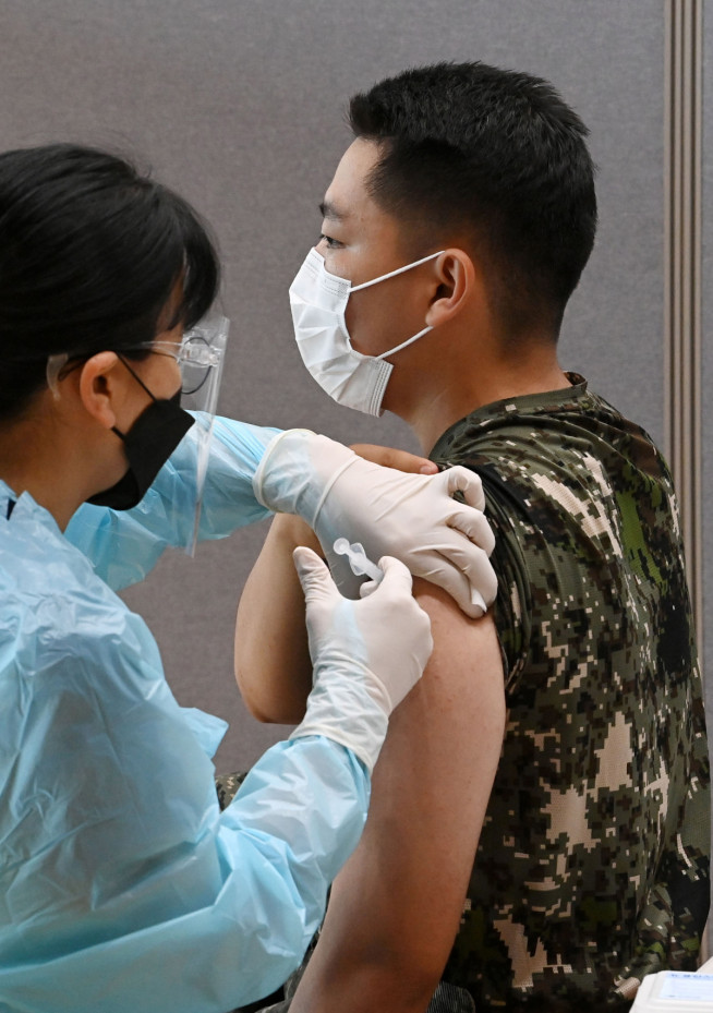 ▲군 장병 백신 접종이 본격화됐던 지난 6월, 경기도 고양시 육군 9사단 본부에서 한 장병이 코로나19 백신 접종을 받고 있다. (뉴시스)